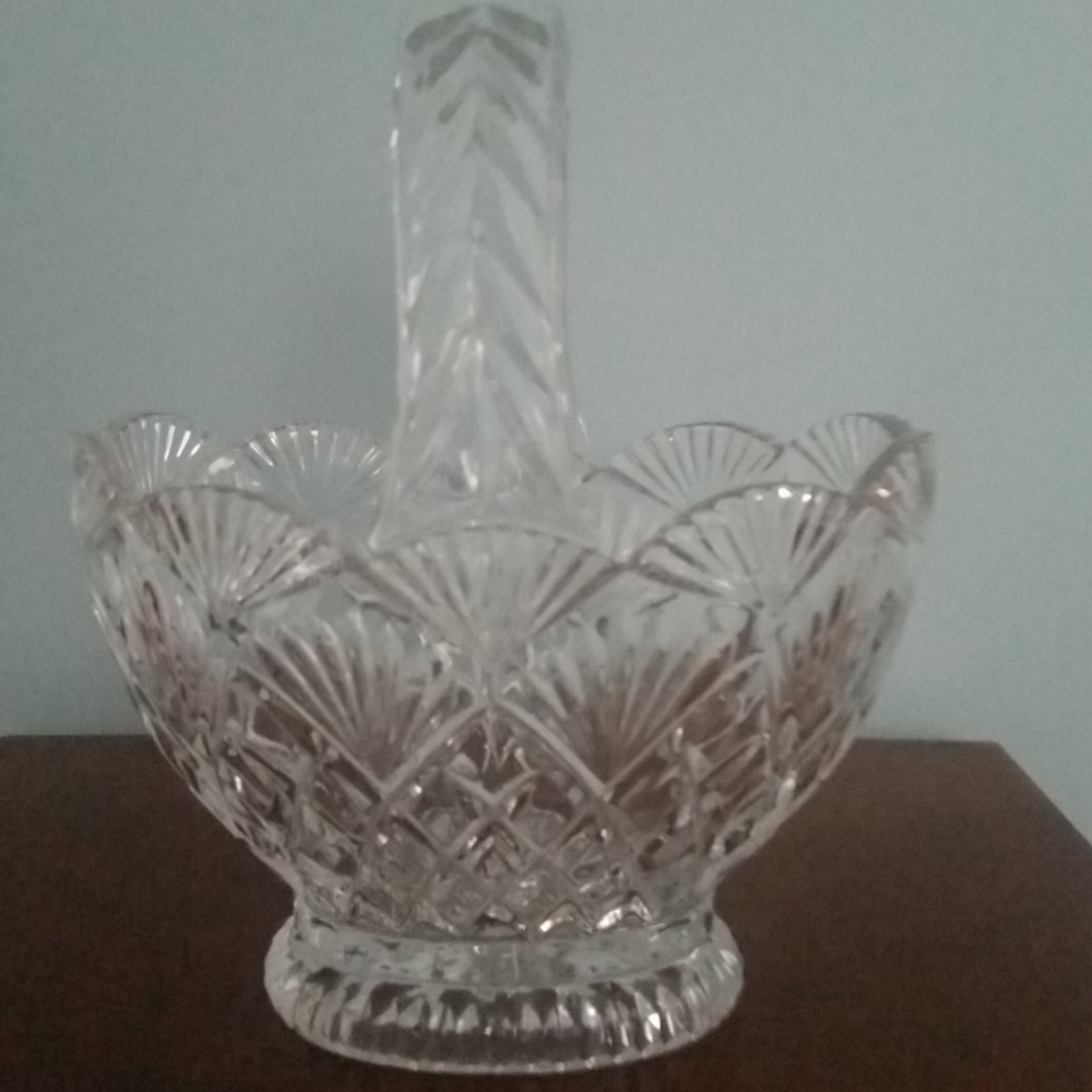 Etched/scalloped crystal basket